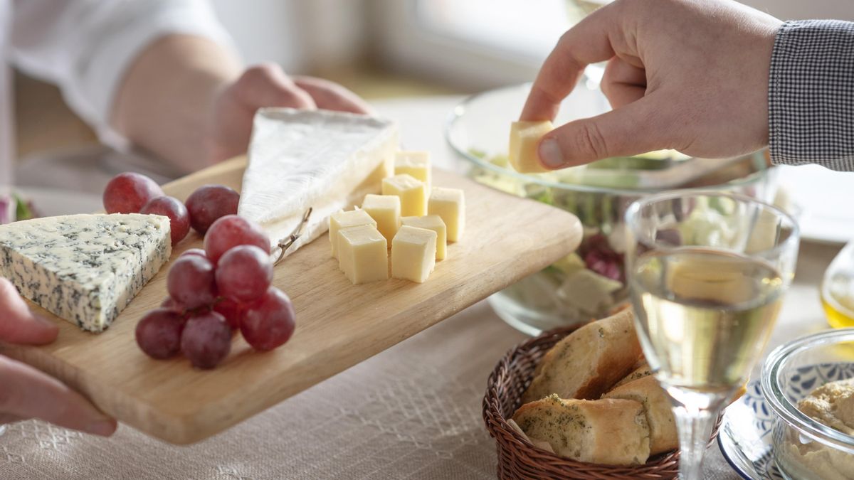 Los ingredientes y complementos imprescindibles para preparar una tabla de quesos estupenda