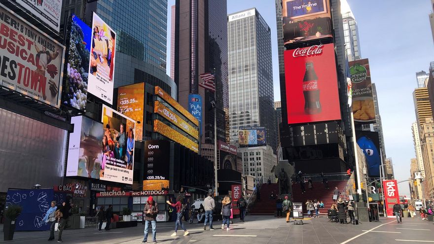 Fotografía de archivo que muestra la poca gente que transita en la icónica Times Square de Nueva York (EE.UU.).