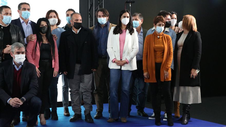 Vidina Espino, con chaqueta blanca, junto a Onalia Bueno en la foto de familia de la convención de CC este sábado