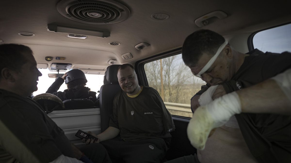 Soldados heridos son trasladados a un hospital más alejado del frente tras ser estabilizados en el centro médico subterráneo.