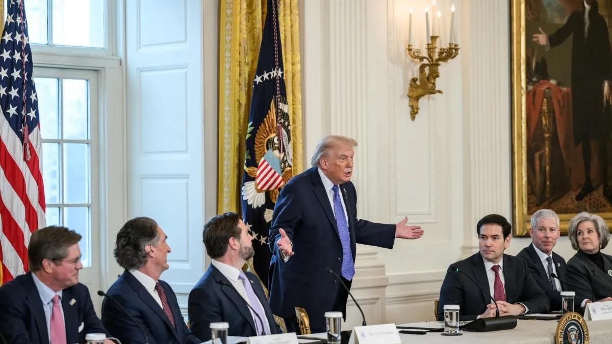 Donald Trump durante una reunión con funcionarios de energía y ejecutivos de la industria petrolera. Foto: Casa Blanca