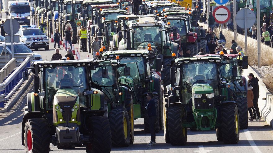 Decenas de tractores bloquean el acceso al Puerto de Tarragona, este martes, cuando centenares de tractores mantienen desde las 07.00 horas de este martes marchas lentas desde diversos puntos de Cataluña con la intención de bloquear los accesos a Mercabarna y el puerto de Tarragona, y cortar la AP-7 en la frontera francesa. EFE/Enric Fontcuberta