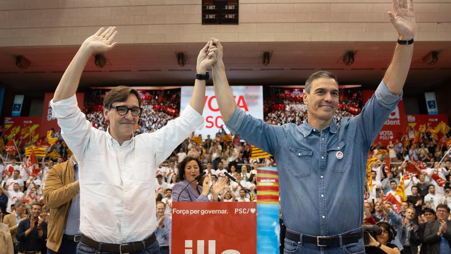 El candidato del PSC, Salvador Illa, junto al secretario general del PSOE, Pedro Sánchez, esta noche en Barcelona
