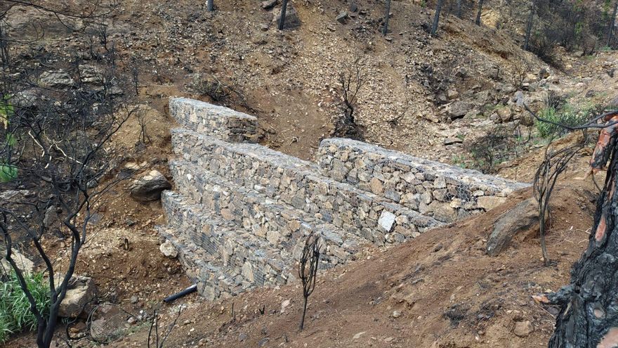 Muros de piedra y alambre para salvar a las presas de Gran Canaria de la ceniza de los incendios