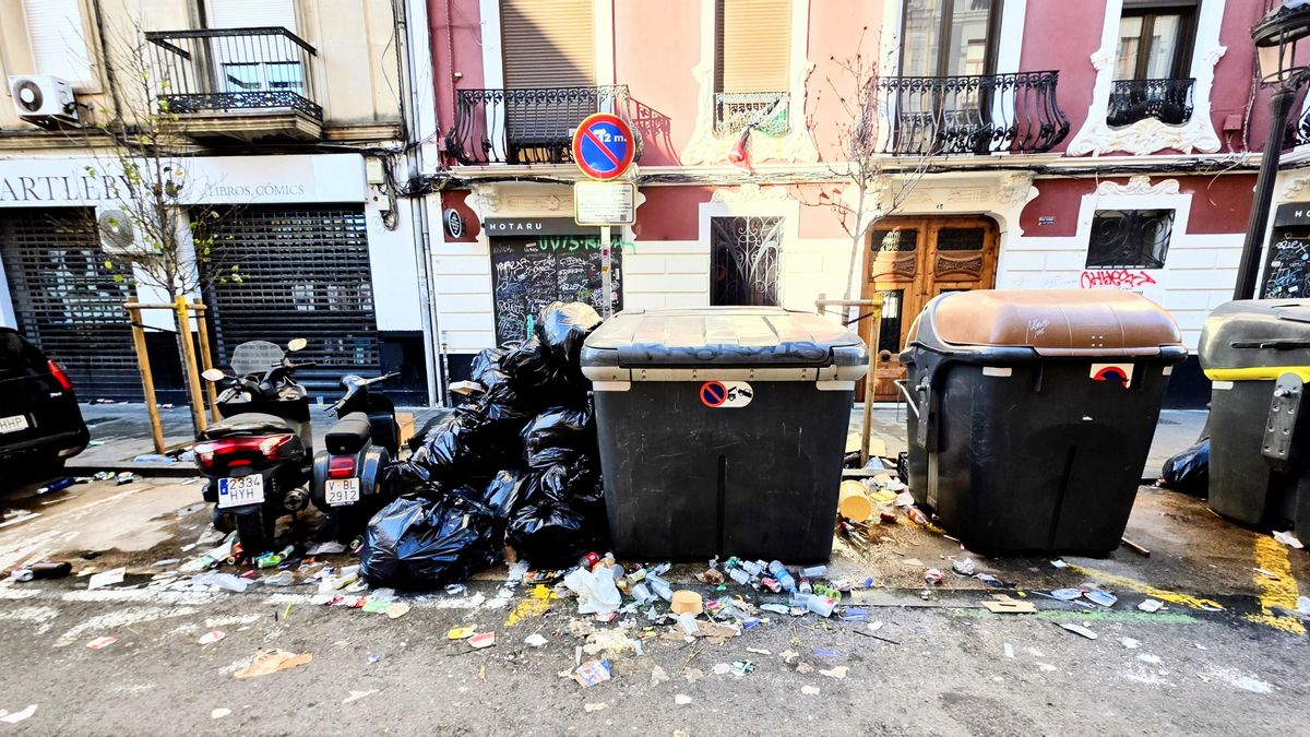 Una calle de Russafa llena de basura este domingo a las 9.15 horas de la mañana.