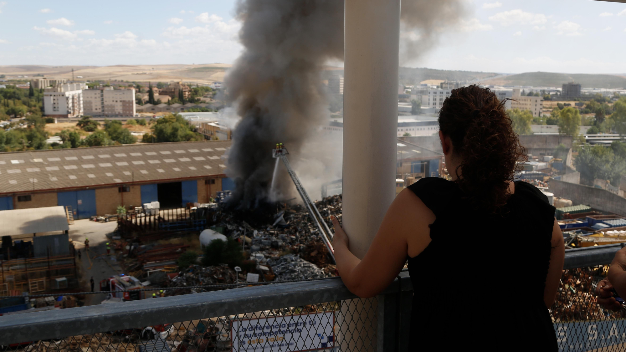 Los bomberos acuden a sofocar un aparatoso incendio de chatarra en los terrenos de la empresa Solanas