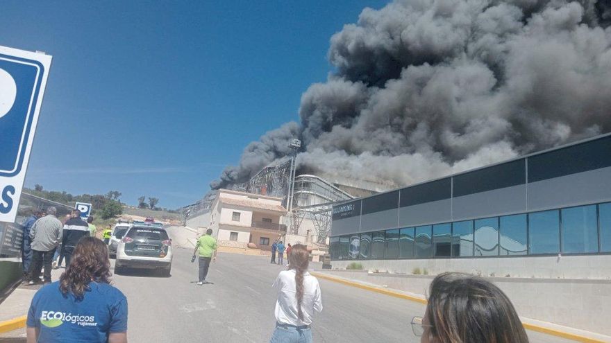 Incendio en la nave de una granja avícola con miles de animales en un pueblo de Cuenca