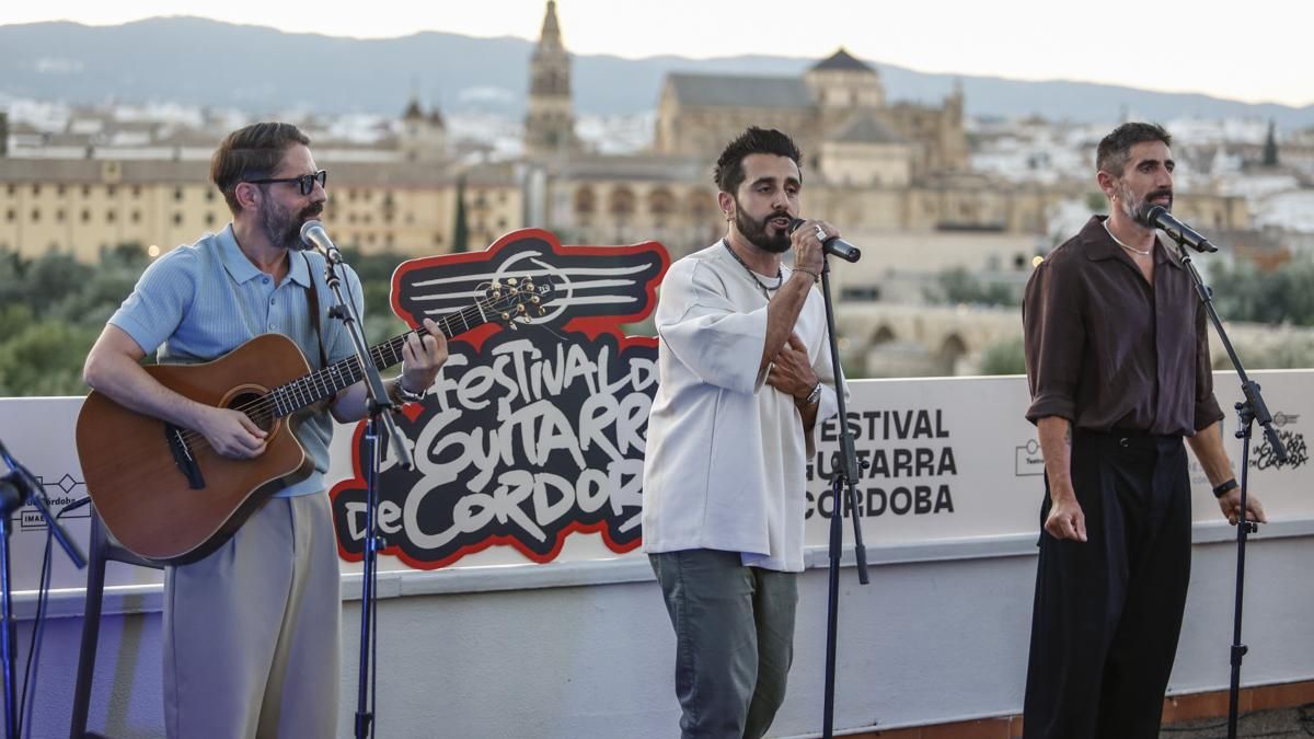 Los Aslándticos protagonizan la presentación del Festival de la Guitarra celebrando 20 años de su debut