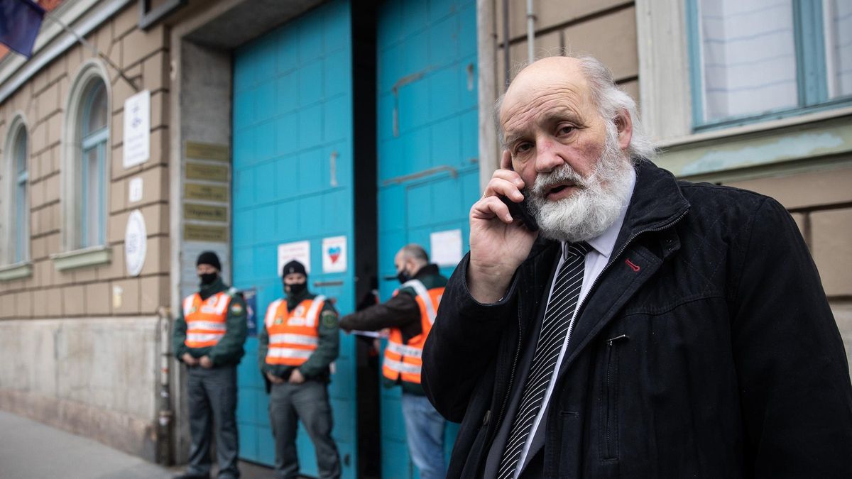 Iványi Gábor habla por teléfono durante la redada policial a la sede de su iglesia en 2022.