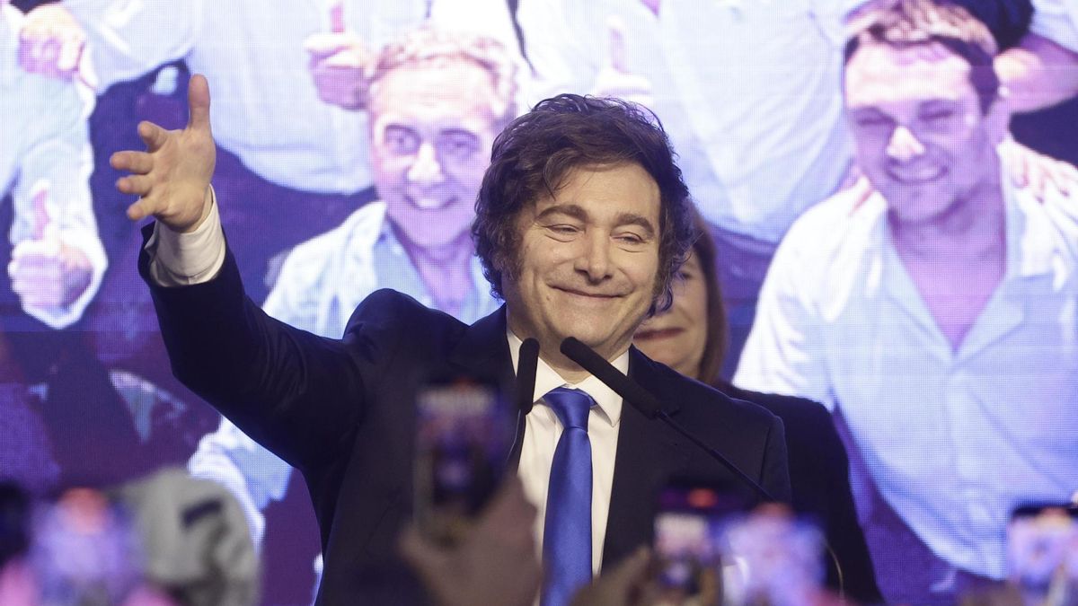 Milei celebra el triunfo en las elecciones legislativas 2025.