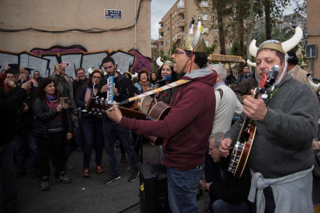 Los 'Viakingos' interpretando algunas de sus canciones en la concentración