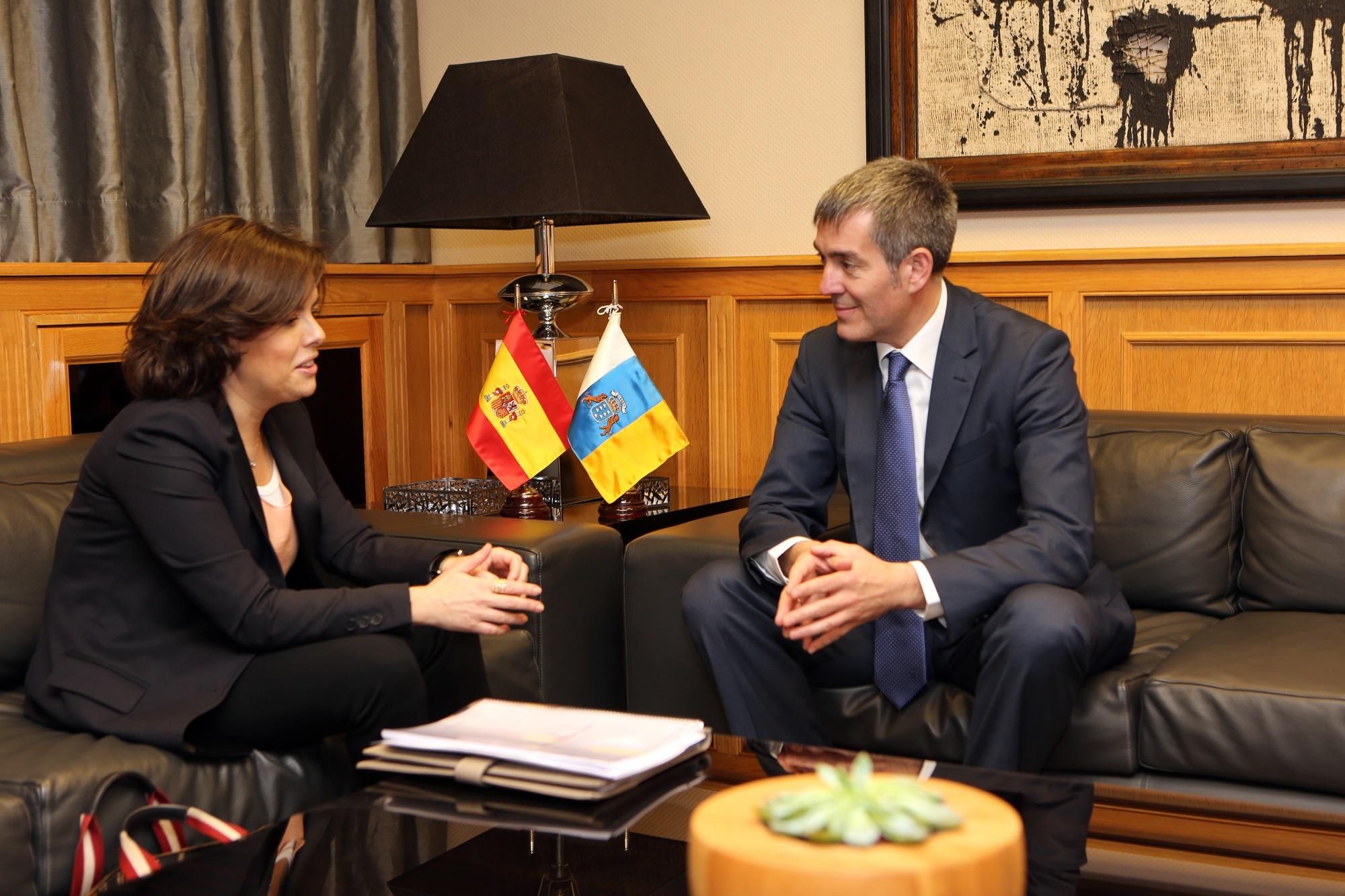 El presidente de Canarias, Fernando Clavijo, y la vicepresidenta del Gobierno central, Soraya Sáenz de Santamaría, durante la reunión que han mantenido este lunes