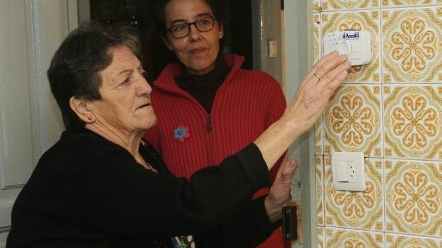 Foto de archivo de una usuaria de los servicios de Ayuda a Domicilio y Teleasistencia. / Brágimo / ICAL