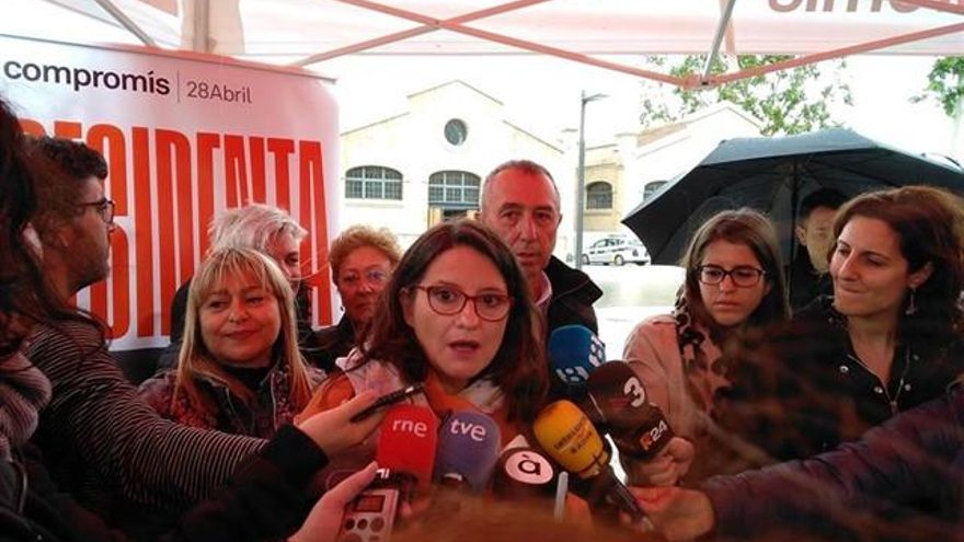 Mónica Oltra atiende a los medios de comunicación en campaña