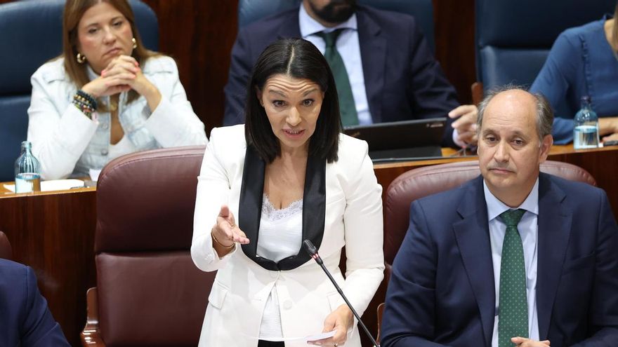 La consejera de Educación, Ciencia y Universidades de la Comunidad de Madrid, Mercedes Zarzalejo, y el consejero de Digitalización de la Comunidad de Madrid, Miguel López-Valverde, durante un pleno en la Asamblea de Madrid, este jueves.