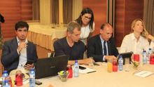 El asesor Luis Pérez junto a Toni Cantó en un encuentro de final de campaña