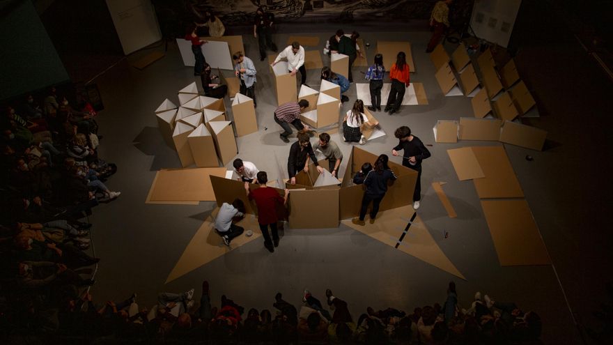 Vista elevada de la representación de 'Ultraficción número 4' de El Conde de Torrefiel