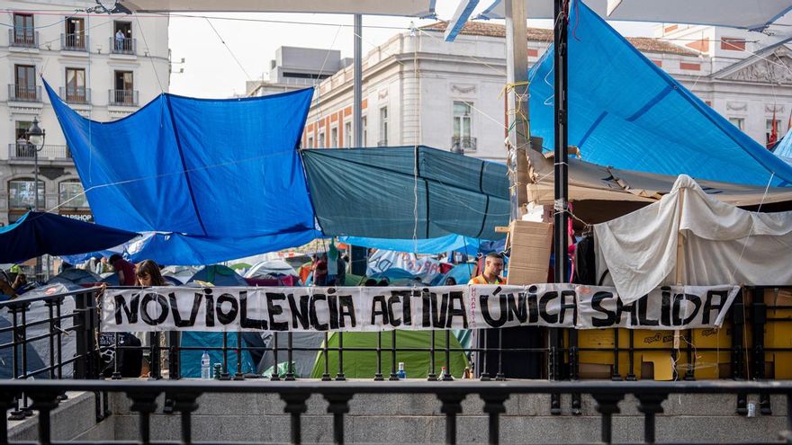 Decenas de personas continúan en la acampada por el ‘Decreto Maricarmen’ en la Puerta del Sol, a 29 de septiembre de 2026, en Madrid (España).