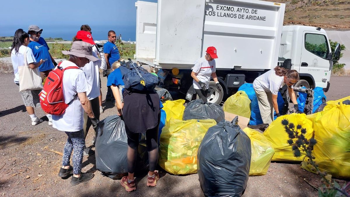 ‘Somos una ola’ retira 367 kilos de residuos de la Montaña la Rosa de Los Llanos de Aridane