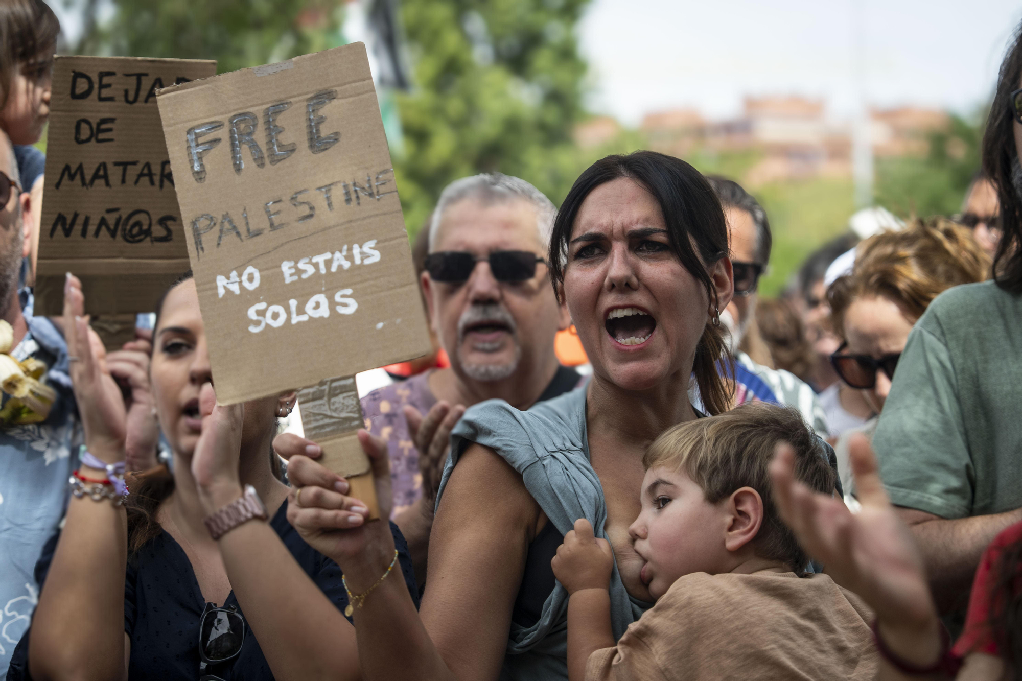 Cientos de personas llenan las orillas de Madrid Río en solidaridad con Gaza y para apoyar a la Global Sumud Flotilla
