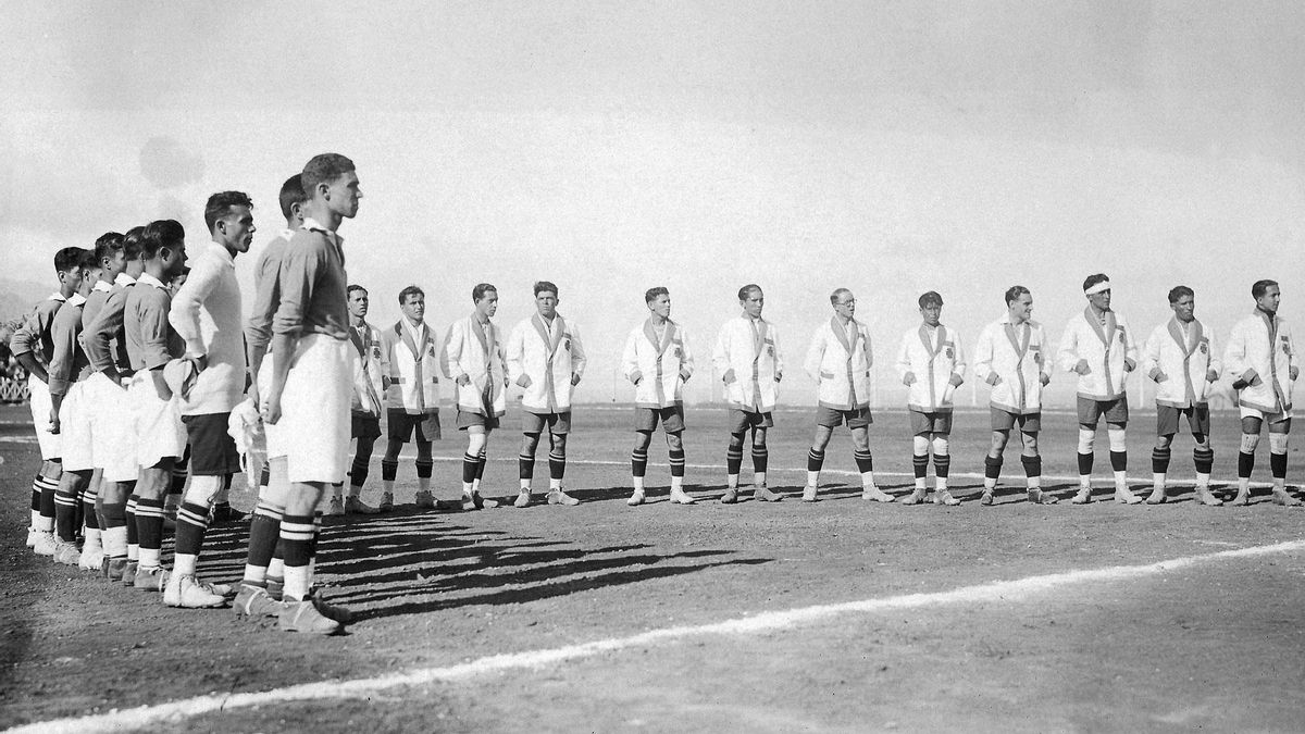 Los jugadores del Marino y el CD Tenerife forman antes de comenzar el partido inaugural el 25 de julio de 1925