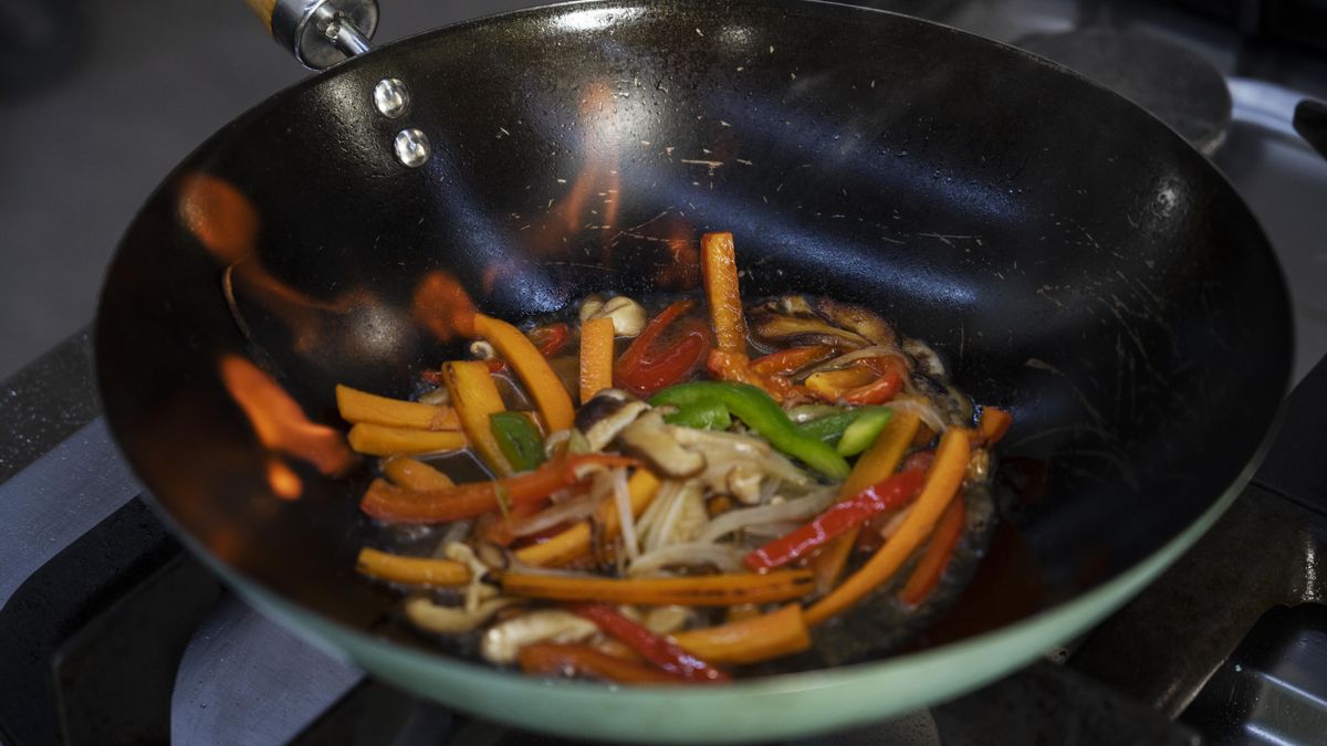 Wok de setas shiitake.