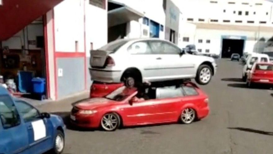 Denunciado un conductor tras hacerse viral un vídeo en el que circulaba en sentido contrario y con otro coche sobre el techo de su vehículo