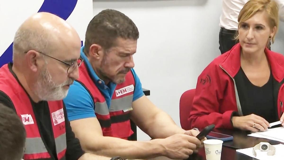 De izquierda a derecha, el subdirector de Emergecias, Jorge Suárez; el secretario autonómico, Emilio Argüeso, y la consellera Salomé Pradas, en una imagen captada por la cámara de À Punt.