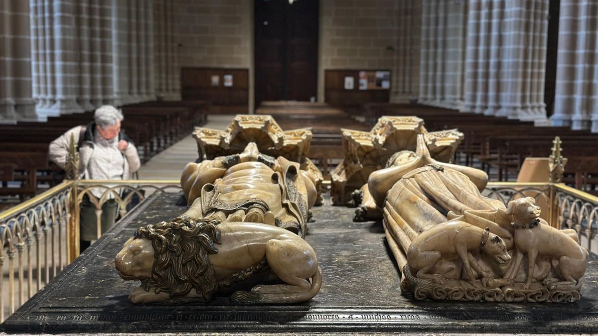 El sepulcro de Carlos III el Noble visto desde sus pies y, al fondo, Clara Fernández-Ladreda, historiadora del arte medieval navarro y colaboradora del informe que ha permitido otorgar a la obra la distinción de Bien de Interés Cultural