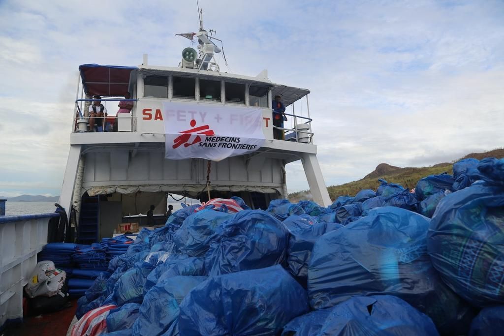 Isla de Panay. MSF cuenta actualmente con seis equipos llevando a cabo clínicas móviles en la isla de Panay, tres de ellos viajando en barco para llevar ayuda a unas 10.000 familias. Los otros tres equipos se han adentrado hacia el interior de la isla para llevar material médico y suministros a las ciudades de Estancia, Carles y San Dionisio, donde los médicos de la organización ya han pasado más de 4.500 consultas. © Laurence Hoenig
