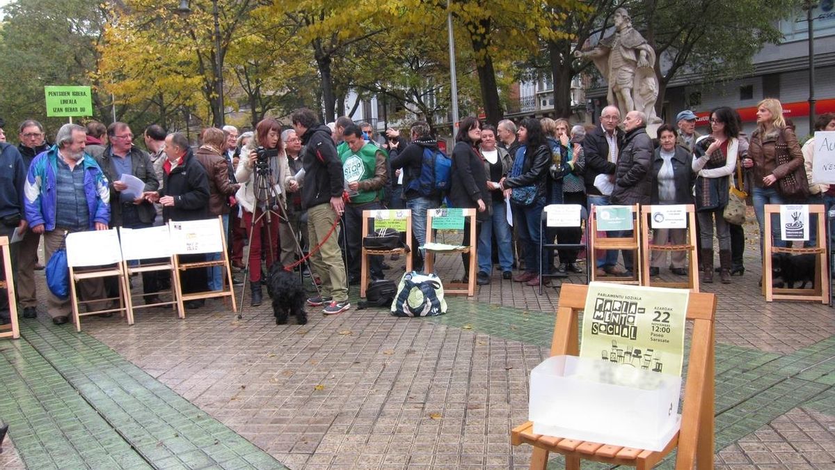 Una treintena de colectivos crean de forma simbólica un Parlamento Social por la "participación" y contra la "exclusión"