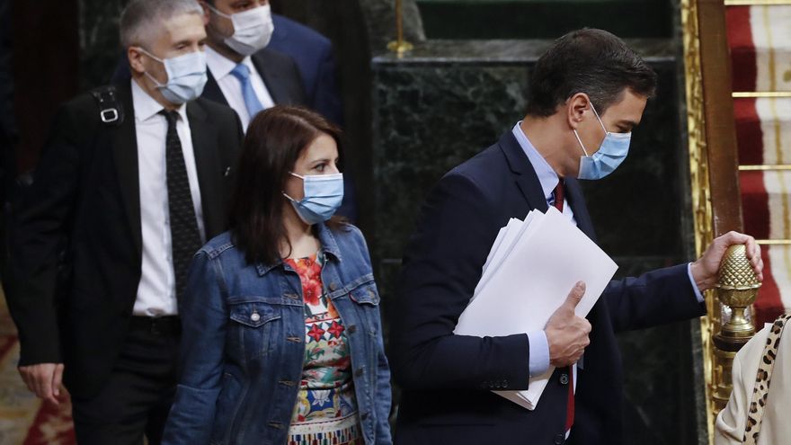 El presidente del Gobierno, Pedro Sánchez, la portavoz parlamentaria, Adriana Lastra y los ministros Fernando Grande- Marlaska y José Luis Ábalos, a su llegada al Congreso