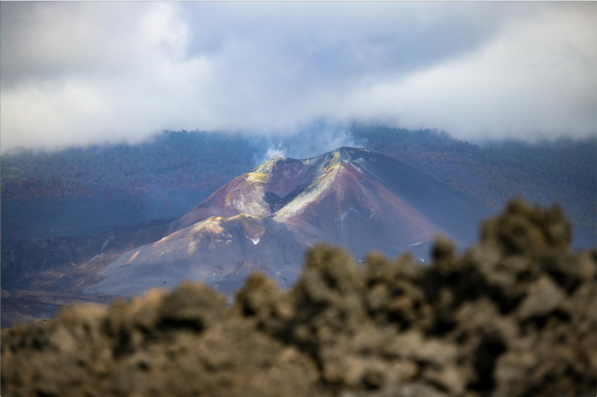 Aspecto actual del cono del volcán. Foto: LUIS GONZÁLEZ MORERA/EFE