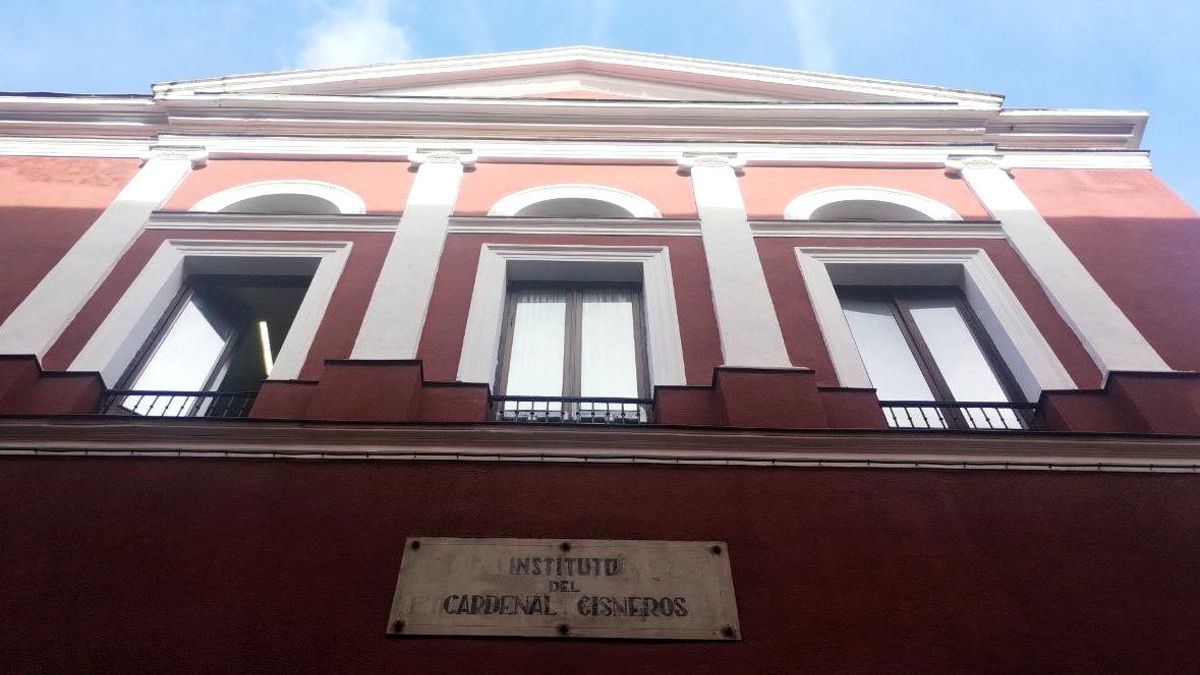 Fachada principal del instituto Cardenal Cisneros de Madrid