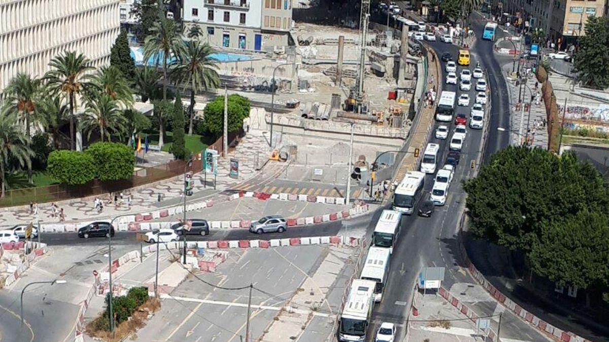 Taxistas malagueños circulando por el carril izquierdo con lentitud /foto: N.C.