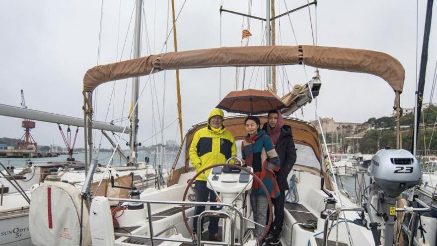 Una familia de tres personas se encuentra confinada desde el pasado 14 de marzo en una embarcación de 12 metros cuadrados habitables en el puerto de Mahón.