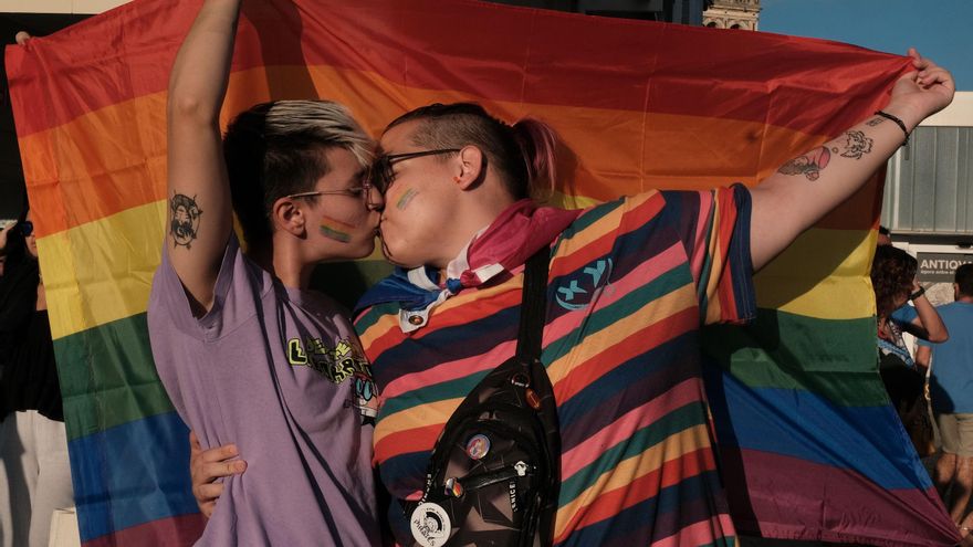 Los colores de la libertad y la diversidad tiñen las calles de Sevilla en una marcha del Orgullo LGTBI kilométrica