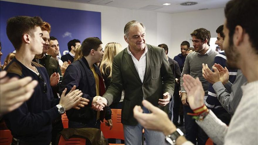 El PP pide al PSOE que vuelva a fundarse en Cataluña y se diferencie del PSC