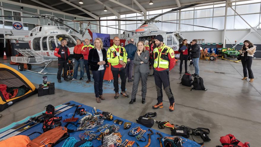 Archivo - Foto de archivo. Las consejeras de Presidencia, Isabel Urrutia, y de Desarrollo Rural, María Jesús Susinos, en la base de los helicópteros del Gobierno
