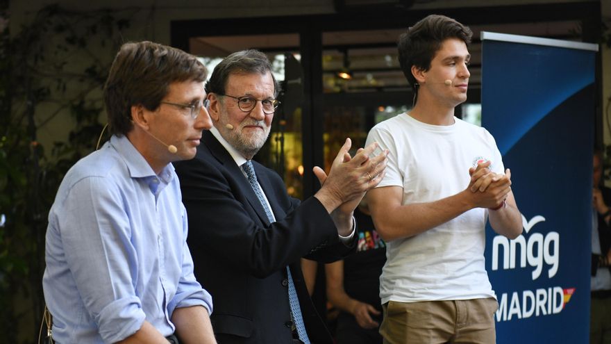 El expresidente del Gobierno Mariano Rajoy (c) participa en un acto con jóvenes del PP de Madrid junto al alcalde de la capital, José Luis Martínez-Almeida (i), y el presidente del NNGG Madrid, Ignacio Dancausa (d).