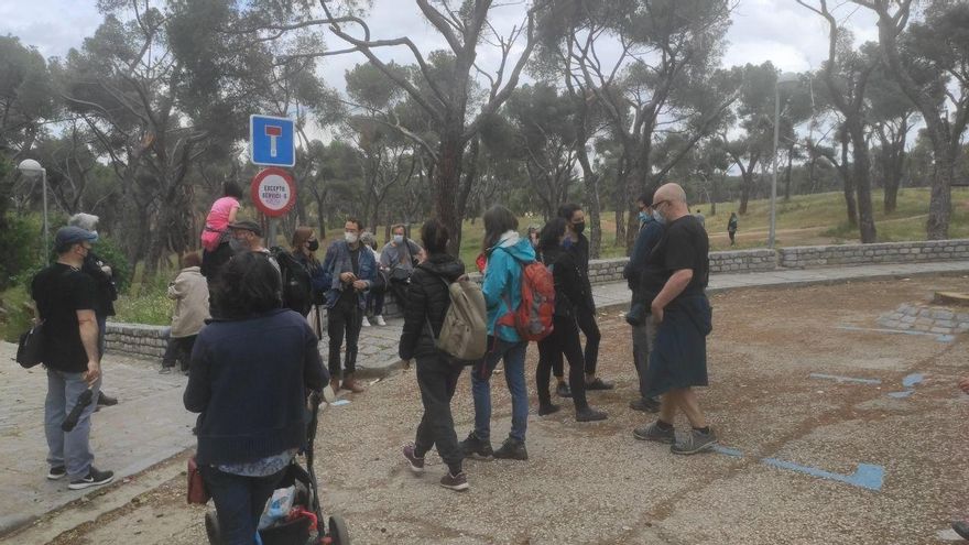 El grupo de vecinos en un descanso en una parte del recorrido (a punto de entrar en la Dehesa de la Villa)