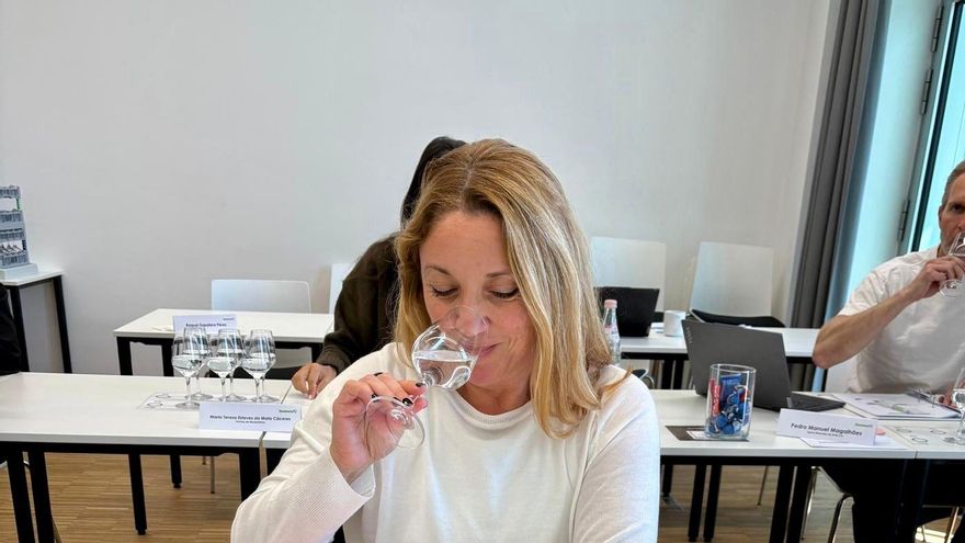Tras graduarse en una prestigiosa escuela alemana, se ha convertido en la primera sommelier de agua de toda Latinoamérica