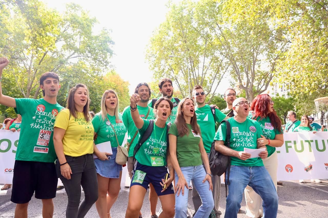 Los protestantes lucen sus camisetas verdes en la marcha por Madrid para defender la educación pública. Fotógrafa: Carol Renaux