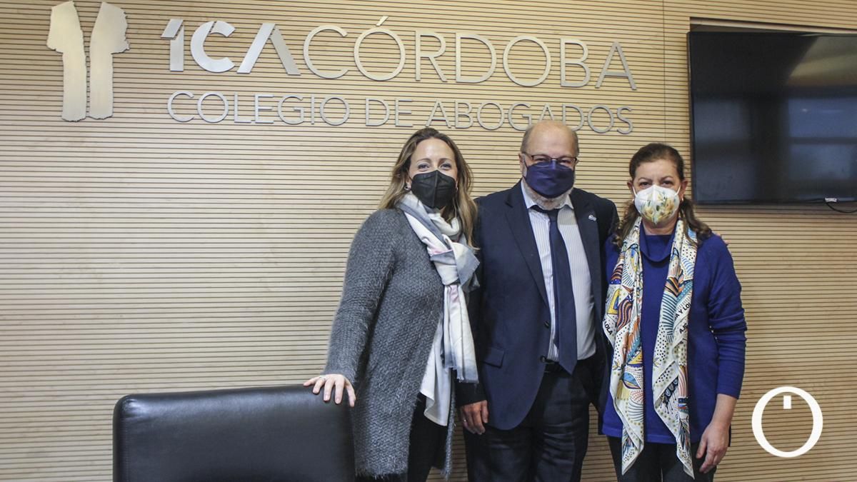 El decano del Colegio de Abogados de Córdoba, Carlos Arias López, entrega las ayudas destinadas a asociaciones y ONG