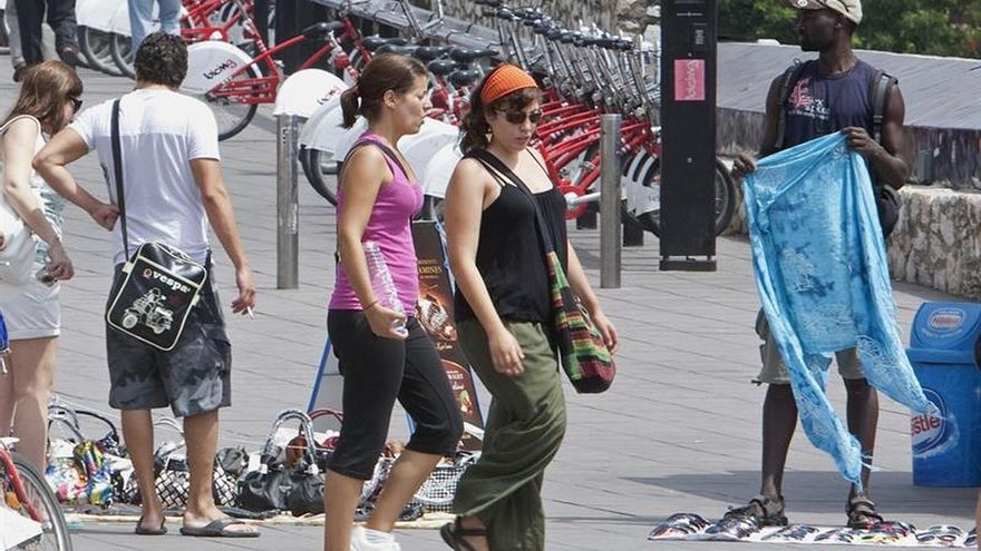 Unos 40 manteros protestan en Las Ramblas al sentirse traicionados por Colau