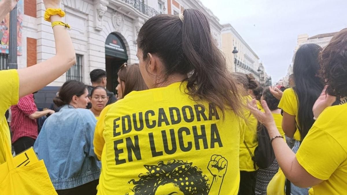 Camisetas amarillas, hucha o invertir en energía limpia para soportar seis meses la huelga de Infantil en Madrid
