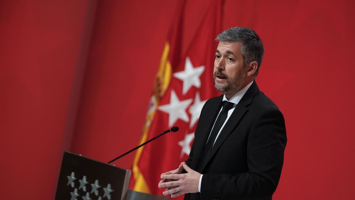 El Gobierno de Ayuso asegura que no le "consta" que una diputada de Vox denunciase que un exconsejero intentó besarla