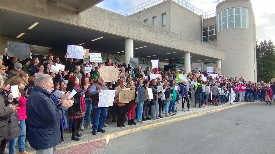 Concentración de profesionales sanitarios a las puertas de Consultas Externas del Hospital Juan Ramón Jiménez de Huelva.