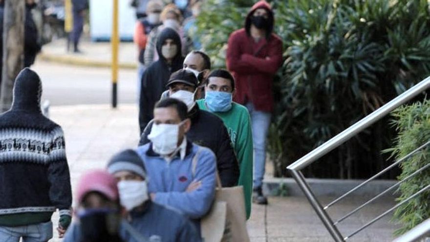 El Gobierno emitirá deuda y moneda para financiar una ayuda social que apunta a grupos familiares