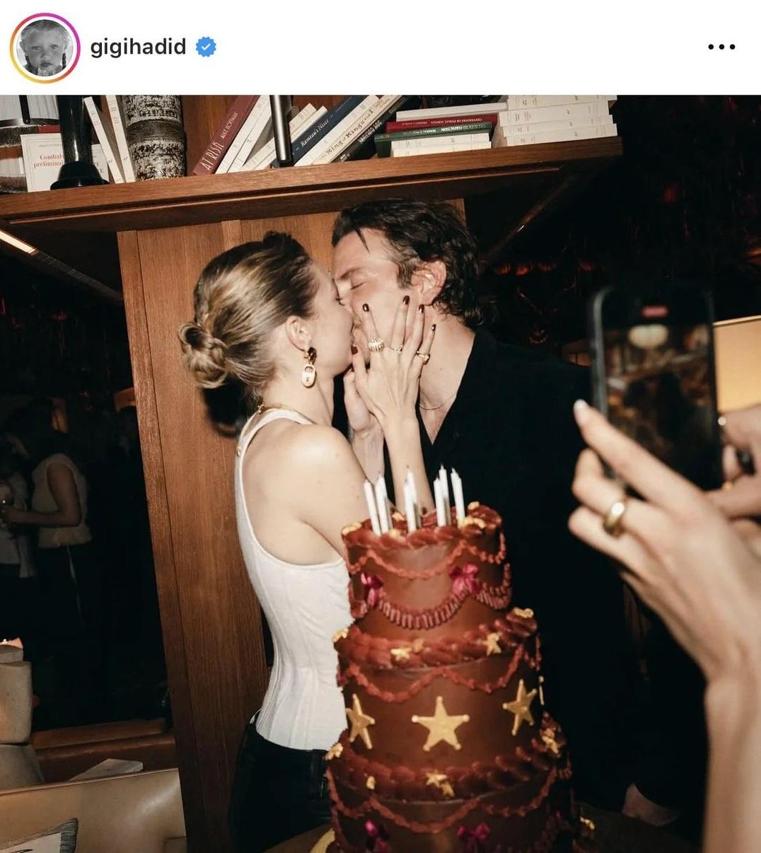 Gigi Hadid hizo su relación con Bradley Cooper 'Instagram-official' cuando compartió un carrusel de fotos de su cumpleaños.